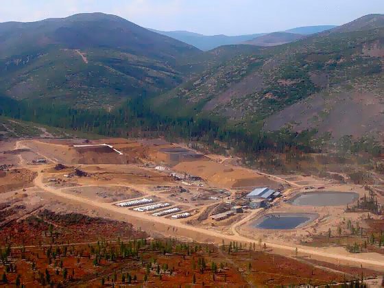 строительство золотодобывающего  рудника «Гросс». 