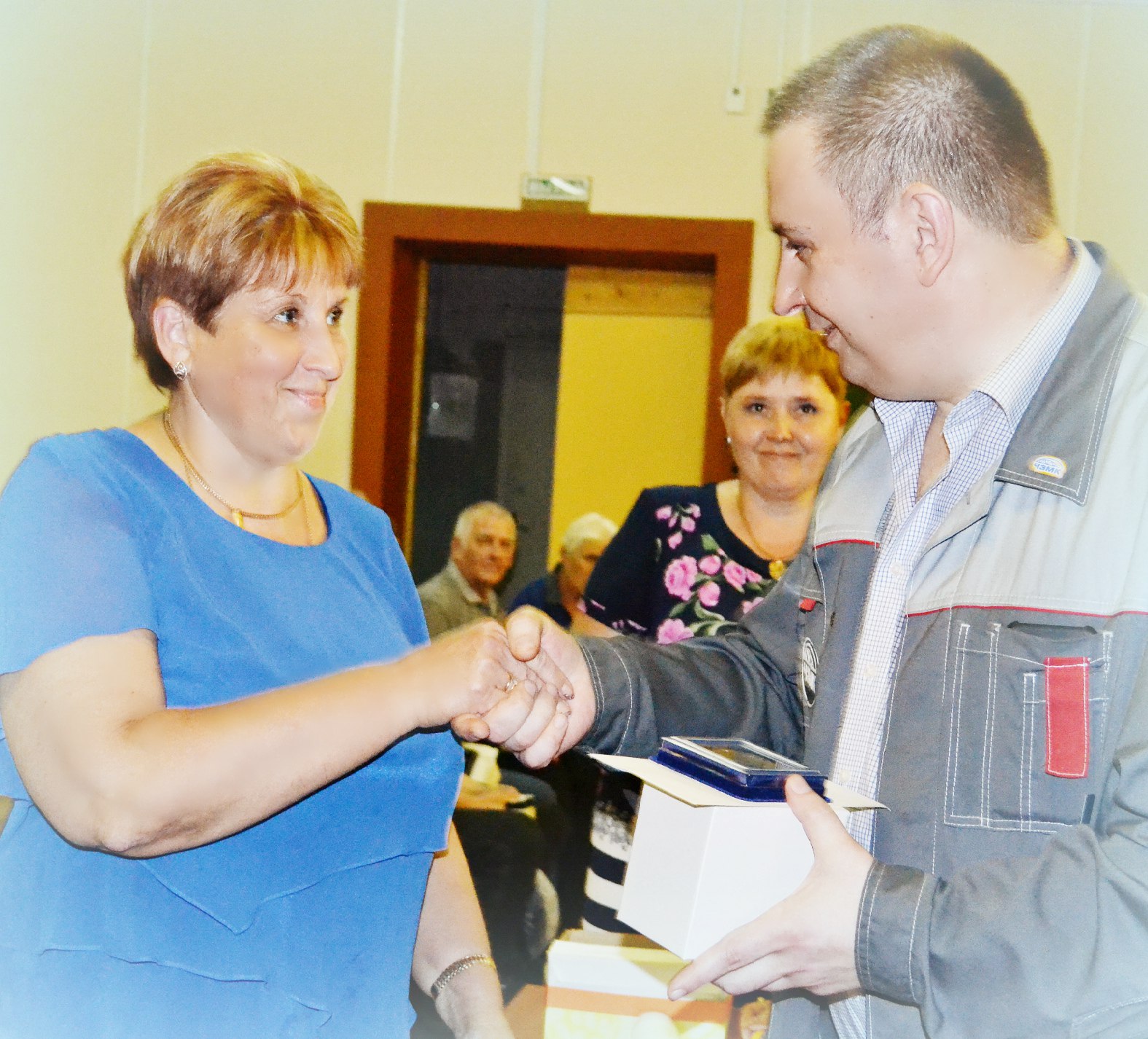 Александр ОБУХОВ награждает медалью Ольгу АНДРОНОВУ.